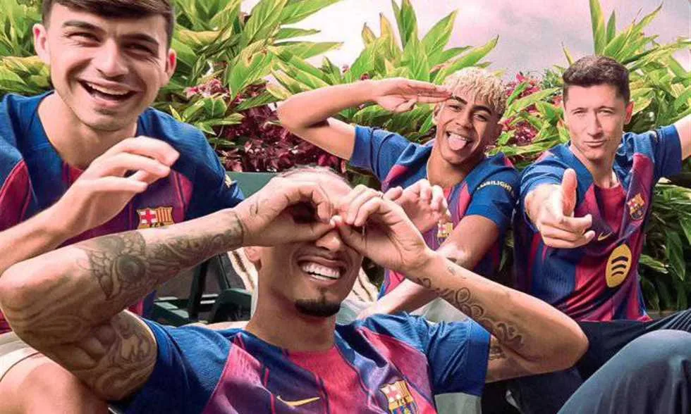 تقرير: برشلونة يطلق قميصاً مميزاً للكلاسيكو مستوحى من ذكريات ثلاثية 2005. تقرير: برشلونة يطلق قميصاً مميزاً للكلاسيكو مستوحى من ذكريات ثلاثية 2005.