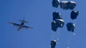 جدل بشأن إنزال المساعدات جويًا