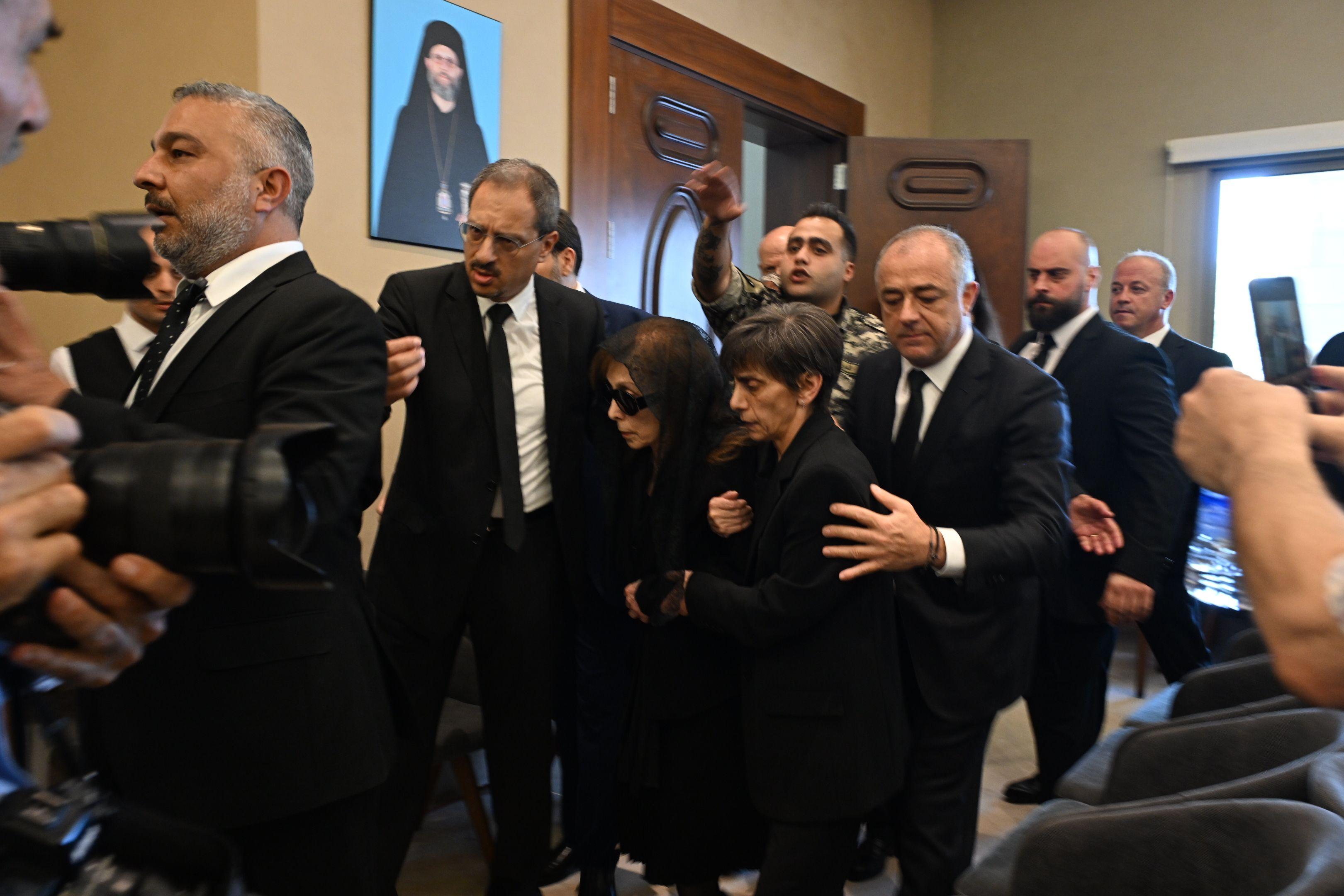فيروز محاطة بابنتها ريما الرحباني ومحاميها فوزي مطران ونائب رئيس مجلس النواب اللبناني الياس بو صعب