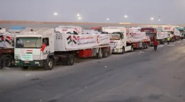 انطلاق شاحنات المساعدات من مصر نحو قطاع غزة (فيديو)