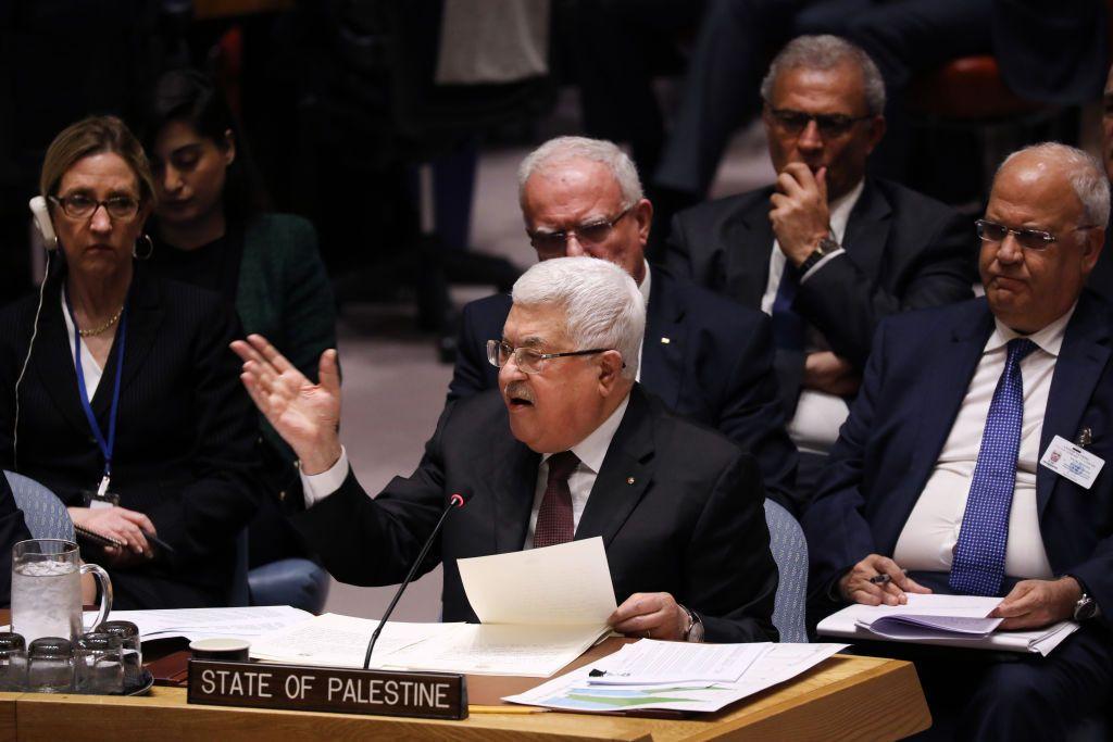 صورة أرشيفية لرئيس السلطة الفلسطينية محمود عبّاس في مجلس الأمن ومعه الوفد الفلسطيني ومن ضمنه صائب عريقات (إلى اليمين)