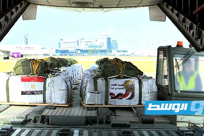 طائرات نقل عسكرية مصرية محملة بأطنان من المساعدات الغذائية لتنفيذ أعمال الإسقاط الجوى في قطاع غزة. (الإنترنت)