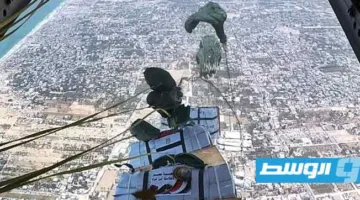 مصر تلقي كميات كبيرة من المساعدات عبر الجو إلى قطاع غزة (صور)