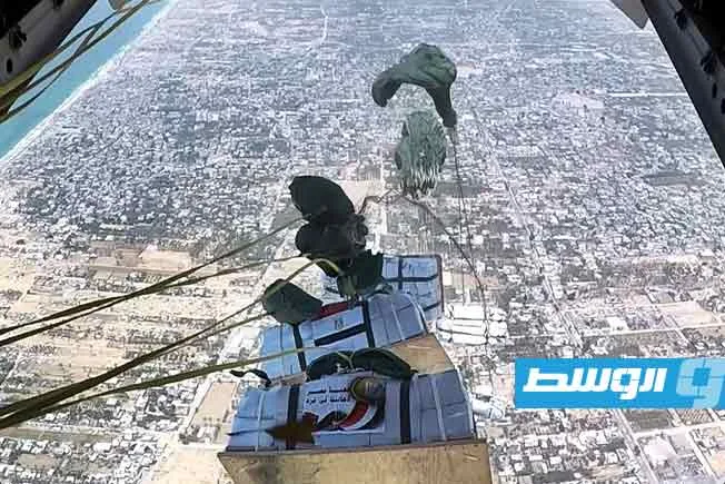 مصر تلقي كميات كبيرة من المساعدات عبر الجو إلى قطاع غزة (صور) مصر تلقي كميات كبيرة من المساعدات عبر الجو إلى قطاع غزة (صور)
