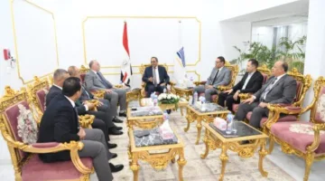 محافظ قنا يلتقي المدير الأمني الجديد ويشدد على أهمية التعاون لتعزيز الأمن والاستقرار في المحافظة