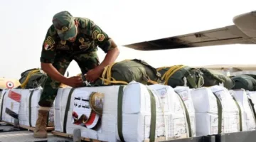 الجيش المصري يوزع كميات كبيرة من المساعدات الغذائية جواً على سكان قطاع غزة بناءً على توجيهات الرئيس السيسي (صور)