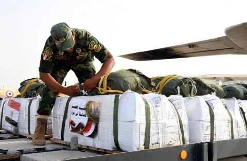 الجيش المصري يوزع كميات كبيرة من المساعدات الغذائية جواً على سكان قطاع غزة بناءً على توجيهات الرئيس السيسي (صور) الجيش المصري يوزع كميات كبيرة من المساعدات الغذائية جواً على سكان قطاع غزة بناءً على توجيهات الرئيس السيسي (صور)