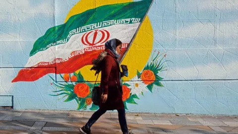 إدارة ترامب تفرض أكبر مجموعة من العقوبات على إيران منذ 2018، تشمل 115 شخصاً ومنظمة و59 سفينة تعود لابن مسؤول رفيع. إدارة ترامب تفرض أكبر مجموعة من العقوبات على إيران منذ 2018، تشمل 115 شخصاً ومنظمة و59 سفينة تعود لابن مسؤول رفيع.
