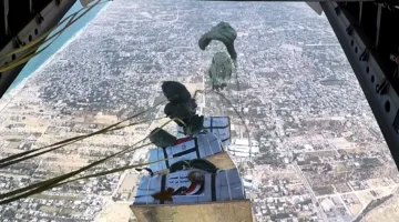 مصر تلقي كميات ضخمة من المساعدات جواً إلى قطاع غزة «صور»