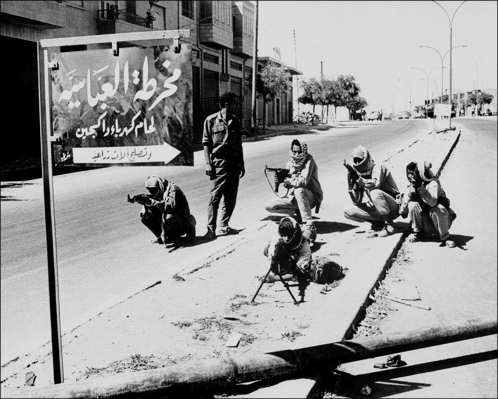 مجموعة من المقاتلين الفلسطينيين خلال المعارك مع الجيش الأردني في شوارع العاصمة الأردنية عمان في 17 سبتمبر 1970
