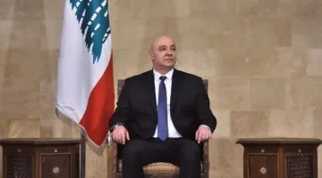 عون يزور وزارة الدفاع احتفاءً بعيد الجيش ويضع إكليل زهور أمام نصب الشهداء.