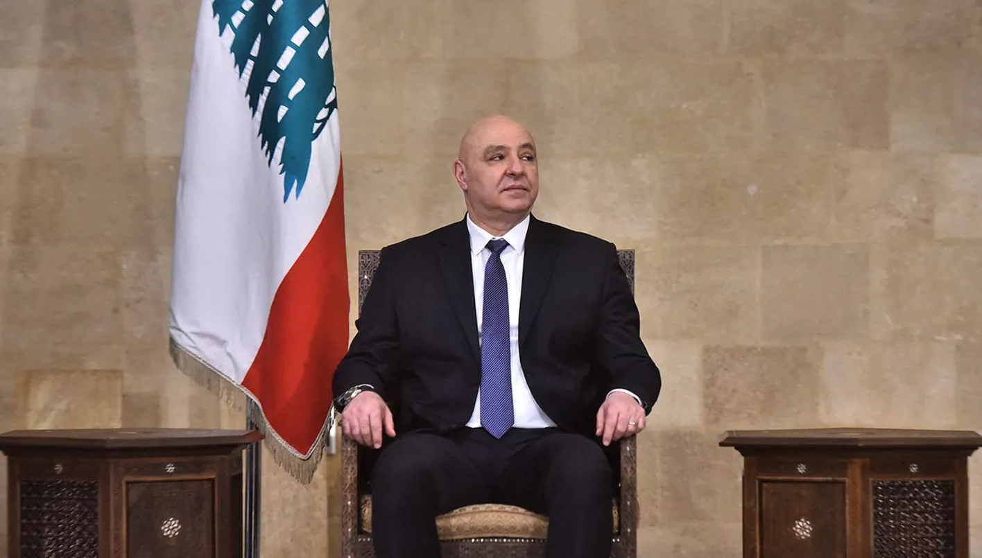 عون يزور وزارة الدفاع احتفاءً بعيد الجيش ويضع إكليل زهور أمام نصب الشهداء. عون يزور وزارة الدفاع احتفاءً بعيد الجيش ويضع إكليل زهور أمام نصب الشهداء.