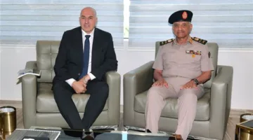 وزير الدفاع يناقش مع نظيره الإيطالي تبادل المعرفة في القطاع العسكري