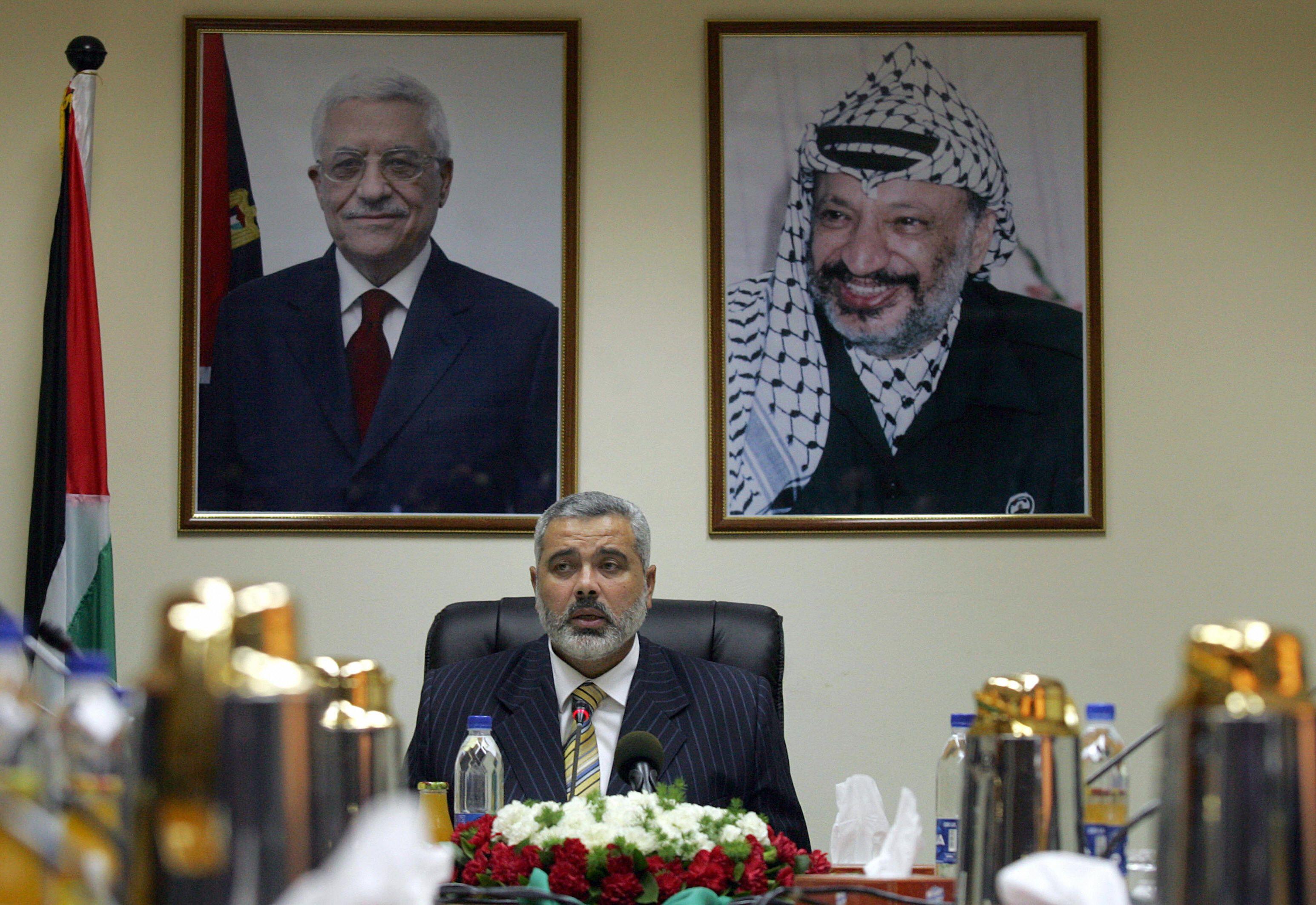 رئيس الوزراء الفلسطيني إسماعيل هنية في 30 مايو/أيار 2006 تحت صورتين للرئيس الفلسطيني محمود عباس والرئيس الراحل ياسر عرفات في مدينة غزة