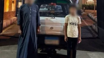 طفل يقود سيارة في البحيرة، مما يهدد حياته وسلامة الناس