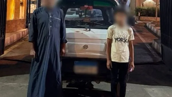 طفل يقود سيارة في البحيرة، مما يهدد حياته وسلامة الناس