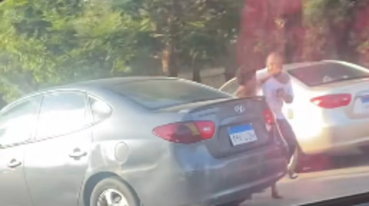الأمن يتحقق من فيديو حادثة “الشاب والحجارة”.. ماذا قام به المتسولون؟ الأمن يتحقق من فيديو حادثة “الشاب والحجارة”.. ماذا قام به المتسولون؟