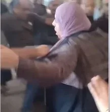 5 اعتداءات داخل محكمة الأسرة بالدخيلة.. زوج يحاول قتل زوجته طعناً بعد رفضها المصالحة 5 اعتداءات داخل محكمة الأسرة بالدخيلة.. زوج يحاول قتل زوجته طعناً بعد رفضها المصالحة