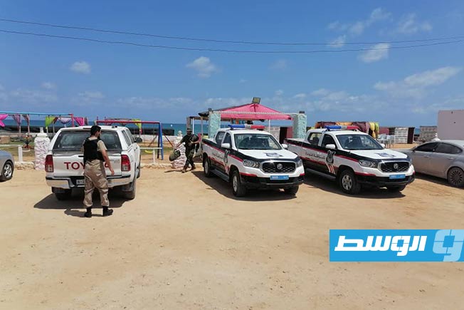 أحد عناصر فريق المباحث الجنائية أثناء مسح موقع اللغم بأحد مصايف تاجوراء. (جهاز المباحث الجنائية)