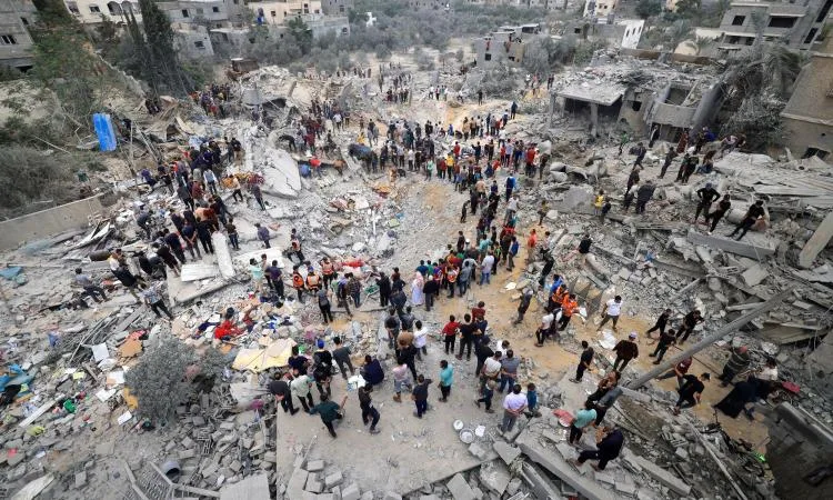 18 شهيداً جراء قصف القوات الإسرائيلية لخان يونس وحي الصبرة في مدينة غزة 18 شهيداً جراء قصف القوات الإسرائيلية لخان يونس وحي الصبرة في مدينة غزة