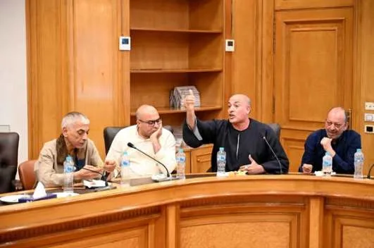 رئيس جهاز حماية المستهلك يجتمع برئيس وأعضاء الغرفة التجارية بالقاهرة لمناقشة ومتابعة مبادرات تخفيض أسعار السلع.