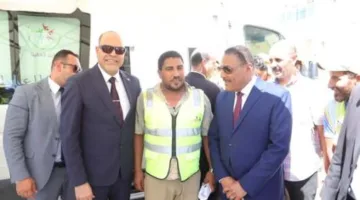 وزير العمل ومحافظ مطروح يتفقدان القوافل الطبية التي تقدم خدمات صحية للعمالة غير المستقرة في العلمين.