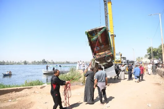 انقلاب شاحنة مواشي من “عبارة نهرية” بين مركز دشنا والوقف شمال قنا انقلاب شاحنة مواشي من “عبارة نهرية” بين مركز دشنا والوقف شمال قنا