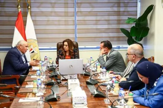 وزيرة التنمية المحلية تستعرض مع محافظ الوادي الجديد آخر التطورات بشأن تأسيس مركز الحرير في مدينة الخارجة وزيرة التنمية المحلية تستعرض مع محافظ الوادي الجديد آخر التطورات بشأن تأسيس مركز الحرير في مدينة الخارجة