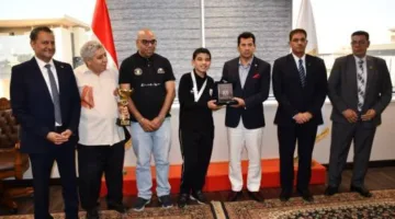 وزير الشباب والرياضة يلتقي بطل العالم في الشطرنج عبدالرحمن سامح في مقر الوزارة بالعاصمة الإدارية