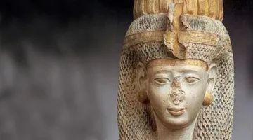 2001: استعادة رأس نفرتاري وست لفائف بردي مسروقة إلى مصر