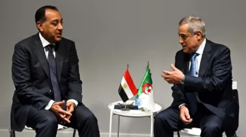 رئيس الحكومة يناقش مع نظيره الجزائري تسريع عقد اللجنة العليا المشتركة لتعزيز التعاون الثنائي.