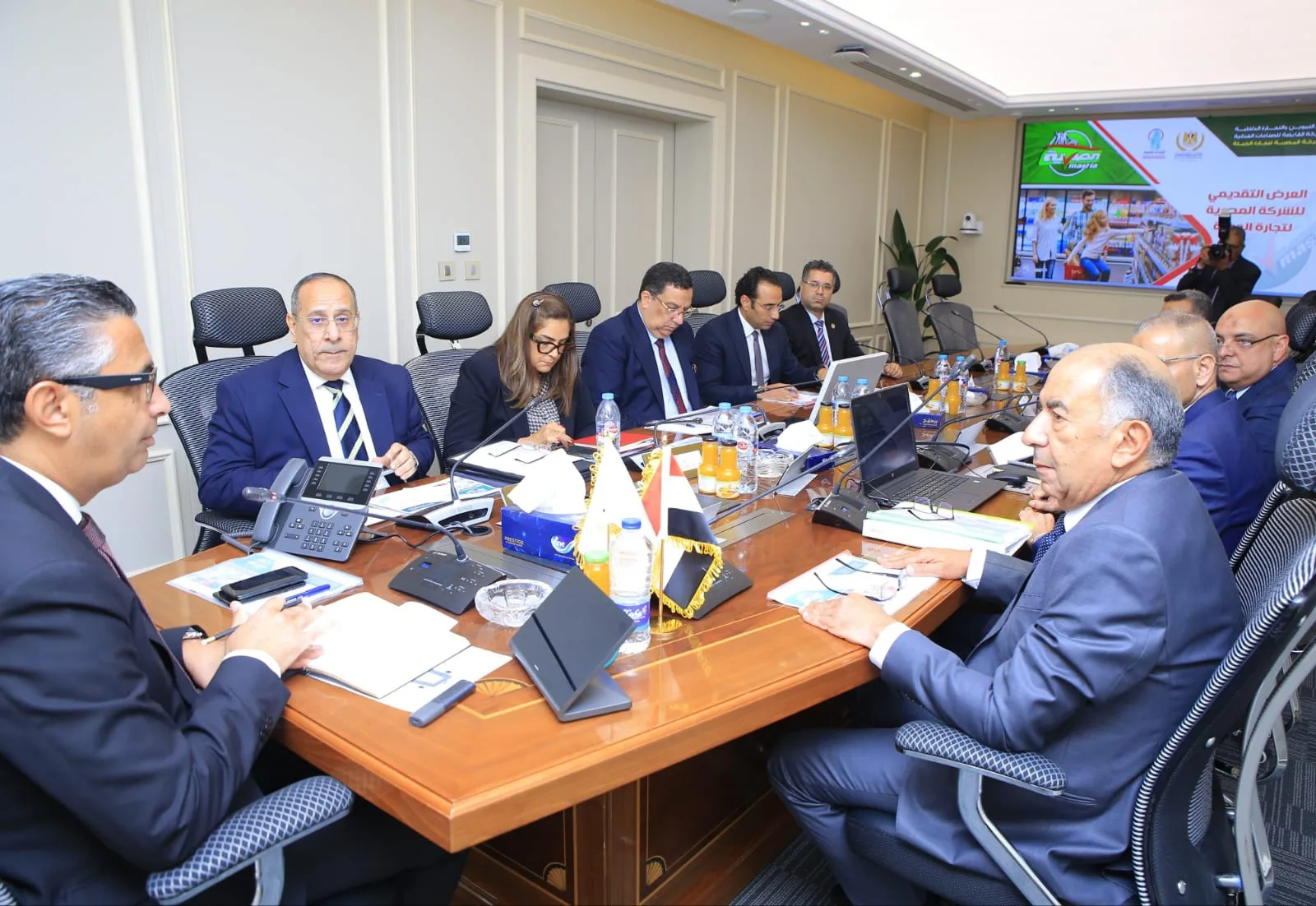 وزير التموين يراجع مع الشركة المصرية لتجارة الجملة موقف توفر السلع في المنافذ. وزير التموين يراجع مع الشركة المصرية لتجارة الجملة موقف توفر السلع في المنافذ.