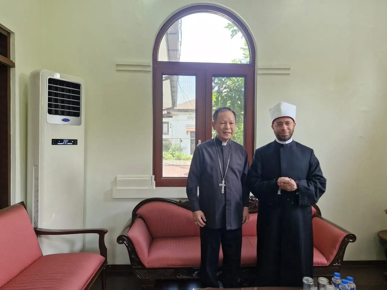 رئيس الأساقفة في مانيلا يستضيف وزير الأوقاف لمناقشة سبل التعاون وتبادل الزيارات. رئيس الأساقفة في مانيلا يستضيف وزير الأوقاف لمناقشة سبل التعاون وتبادل الزيارات.