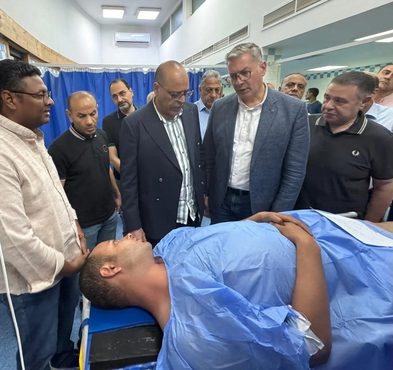 وزيرا البترول والعمل يزوران المصابين في حادث بارجة خليج السويس وزيرا البترول والعمل يزوران المصابين في حادث بارجة خليج السويس