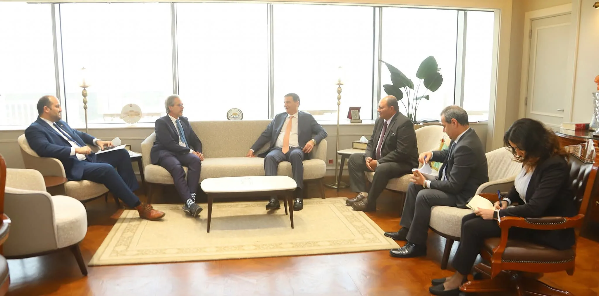 وزير الزراعة يلتقي المستشار الهولندي لاستكشاف طرق تعزيز الدعم لصغار المزارعين وزير الزراعة يلتقي المستشار الهولندي لاستكشاف طرق تعزيز الدعم لصغار المزارعين