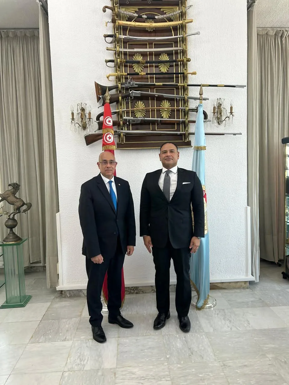 سفير مصر في تونس يناقش مع وزير الدفاع التونسي سبل تعزيز التعاون في المجالات الدفاعية والعسكرية سفير مصر في تونس يناقش مع وزير الدفاع التونسي سبل تعزيز التعاون في المجالات الدفاعية والعسكرية