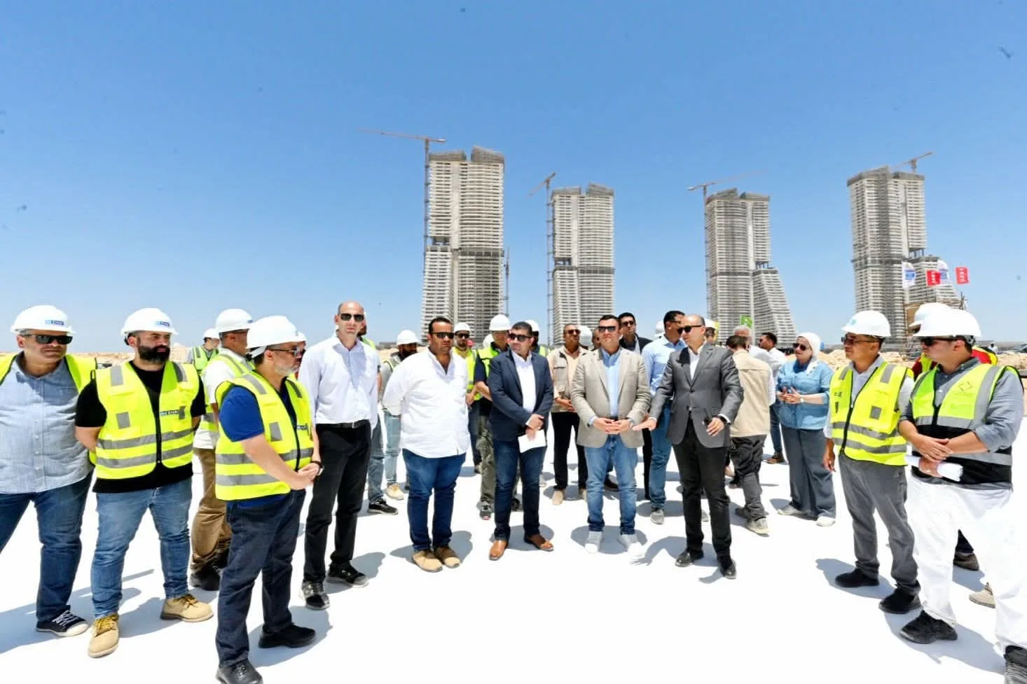 الشربيني يزور موقع تنفيذ أبراج الداون تاون وبحيرات العلمين داون تاون لاجون في العلمين الجديدة