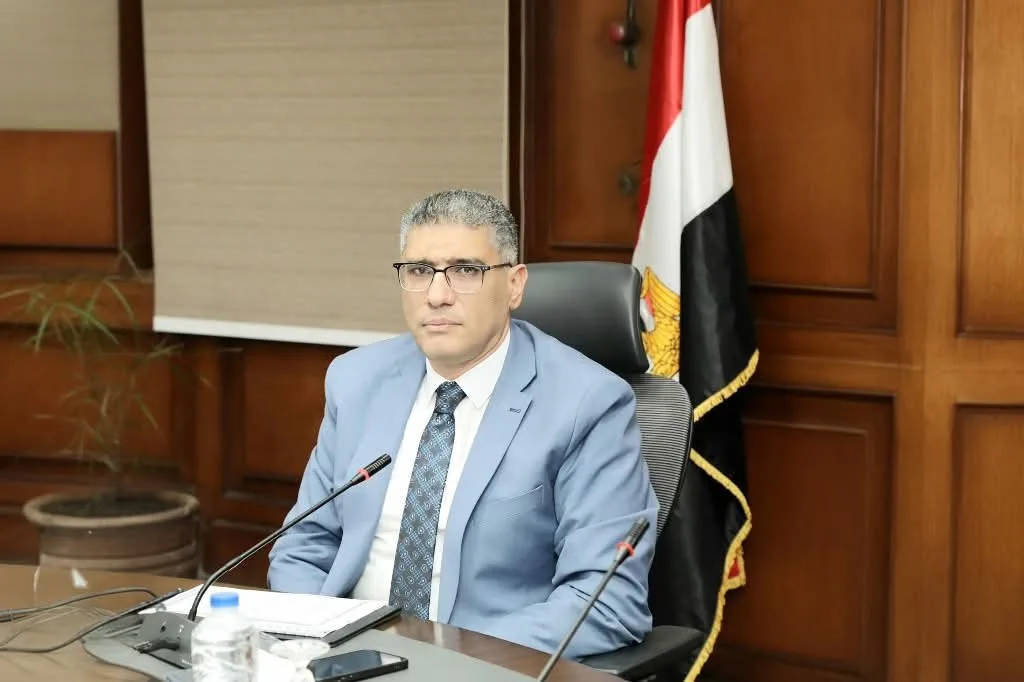 محافظ الجيزة يطلب زيادة حملات التفتيش وإجراء إحصاء شامل للمتاجر. محافظ الجيزة يطلب زيادة حملات التفتيش وإجراء إحصاء شامل للمتاجر.