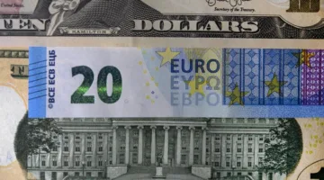 تراجع الدولار مقابل العملات الرئيسية بسبب المخاوف المالية وضغوط التجارة