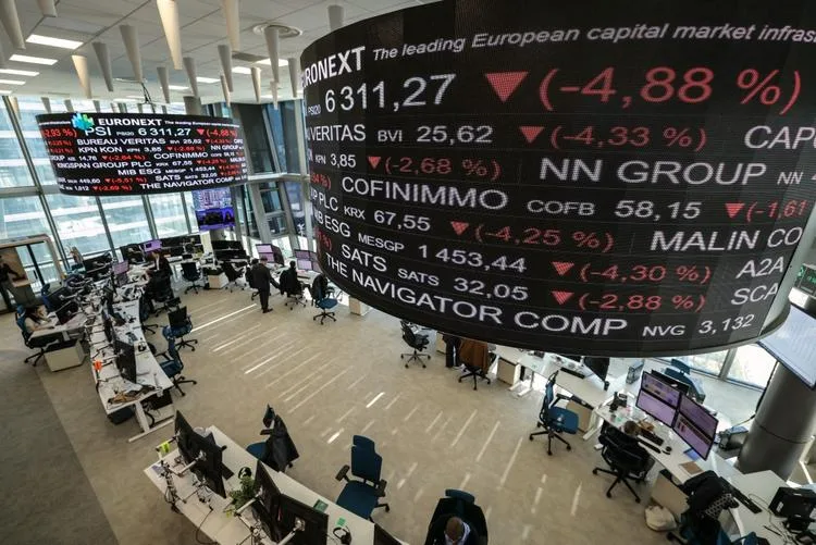 الأسواق الأوروبية تشهد انخفاضاً بسبب قلق حول التجارة وخسائر أسبوعية بارزة الأسواق الأوروبية تشهد انخفاضاً بسبب قلق حول التجارة وخسائر أسبوعية بارزة