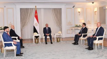 الرئيس السيسي يشدد على دعم مصر المستمر لليبيا ومؤسساتها الوطنية.