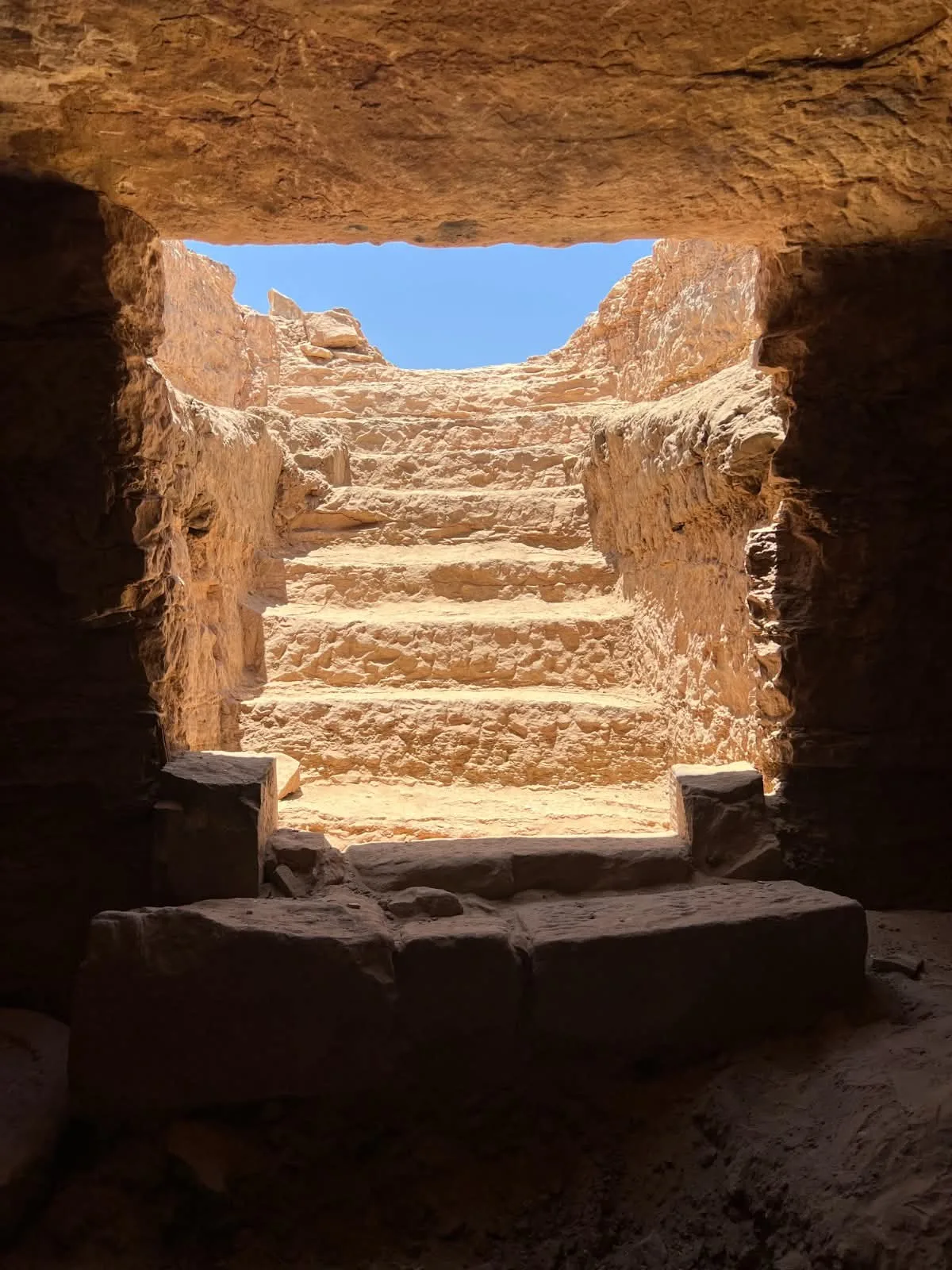 اكتشاف مدافن حديثة تعود للعصرين اليوناني والروماني بالقرب من ضريح الآغاخان في أسوان اكتشاف مدافن حديثة تعود للعصرين اليوناني والروماني بالقرب من ضريح الآغاخان في أسوان