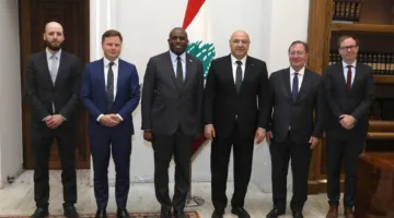 رئيس لبنان يطالب بضرورة الضغط على إسرائيل لسحب قواتها وتوفير ضمانات لمنع تكرار اعتداءاتها.
