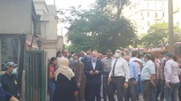 والي القاهرة يتوجه إلى موقع حريق مبنى ‘سنترال رمسيس’ لمراقبة جهود الإطفاء
