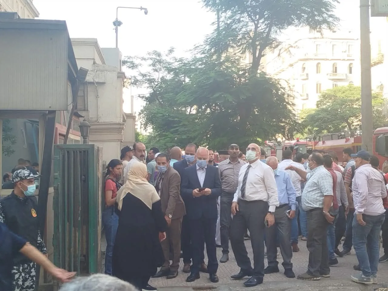والي القاهرة يتوجه إلى موقع حريق مبنى ‘سنترال رمسيس’ لمراقبة جهود الإطفاء والي القاهرة يتوجه إلى موقع حريق مبنى ‘سنترال رمسيس’ لمراقبة جهود الإطفاء