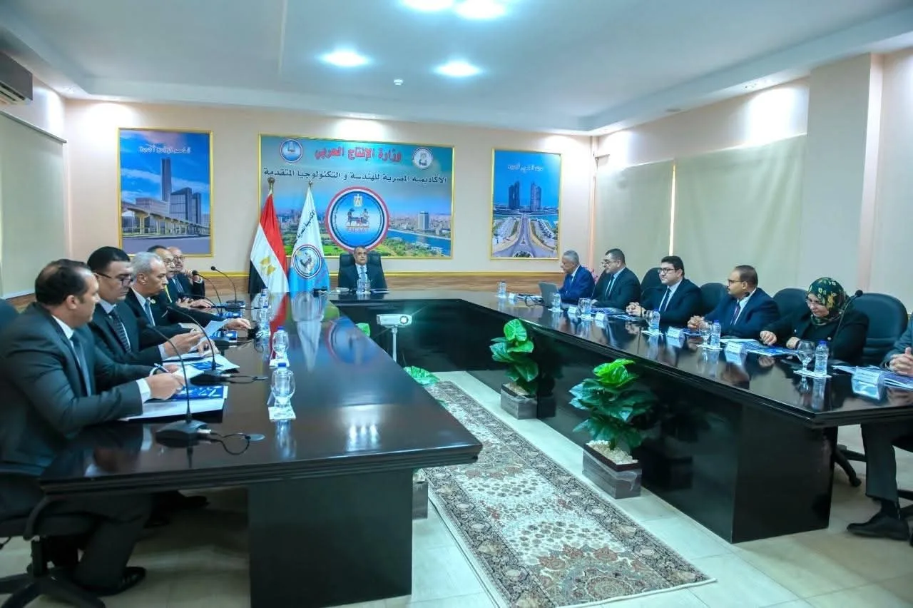 وزير الإنتاج الحربي: الأكاديمية المصرية للهندسة مؤسسة تعليمية تعزز الصناعة وتخرج مهندسين متميزين يلبي احتياجات سوق العمل. وزير الإنتاج الحربي: الأكاديمية المصرية للهندسة مؤسسة تعليمية تعزز الصناعة وتخرج مهندسين متميزين يلبي احتياجات سوق العمل.