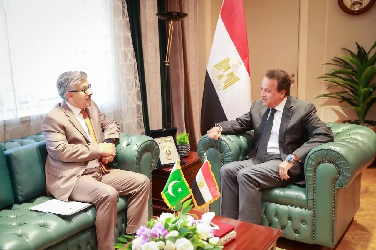 وزير الصحة يجتمع بالسفير الباكستاني لمناقشة التعاون في مجالات الصحة العامة وزير الصحة يجتمع بالسفير الباكستاني لمناقشة التعاون في مجالات الصحة العامة