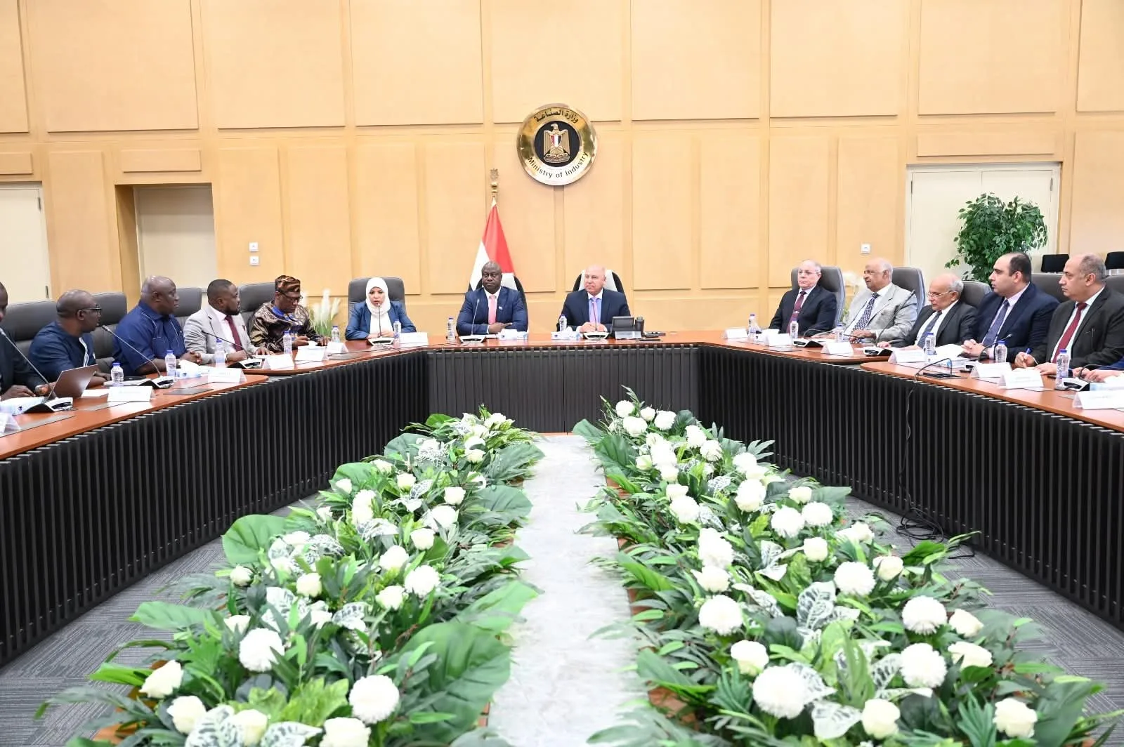 وزير الصناعة يناقش مع نظيره السيراليوني فرص تنفيذ الشركات المصرية لمشروعات البنية التحتية. وزير الصناعة يناقش مع نظيره السيراليوني فرص تنفيذ الشركات المصرية لمشروعات البنية التحتية.