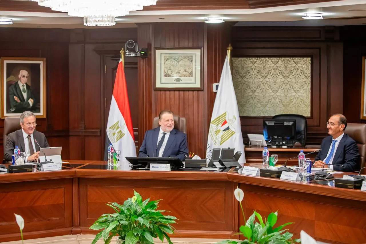 محافظ البنك المركزي يتناول مع وفد “البنك الأوروبي لإعادة الإعمار” سبل تعزيز التعاون لدعم المشاريع الصغيرة والشمول المالي.