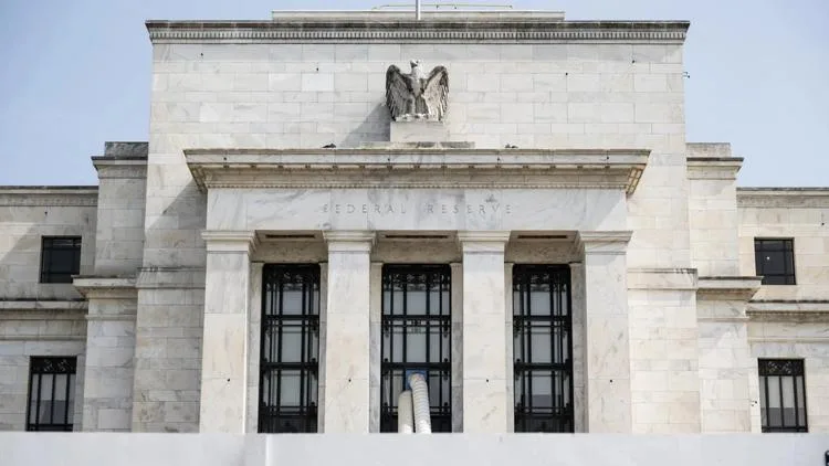 الفيدرالي الأمريكي: تباين الآراء بشأن تخفيض الفائدة وسط ضغوط التضخم وهشاشة سوق العمل الفيدرالي الأمريكي: تباين الآراء بشأن تخفيض الفائدة وسط ضغوط التضخم وهشاشة سوق العمل